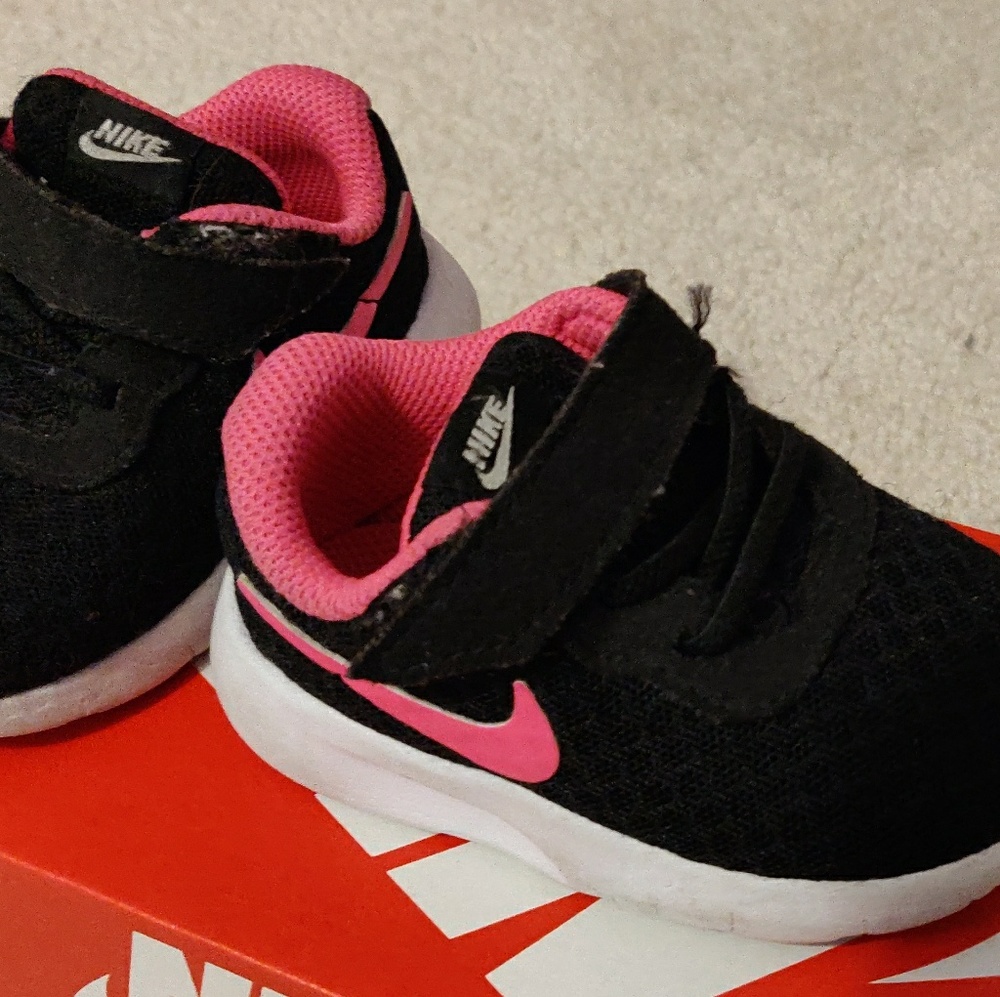 Toddler Girls Hot Pink and Black Nike Shoes 4C